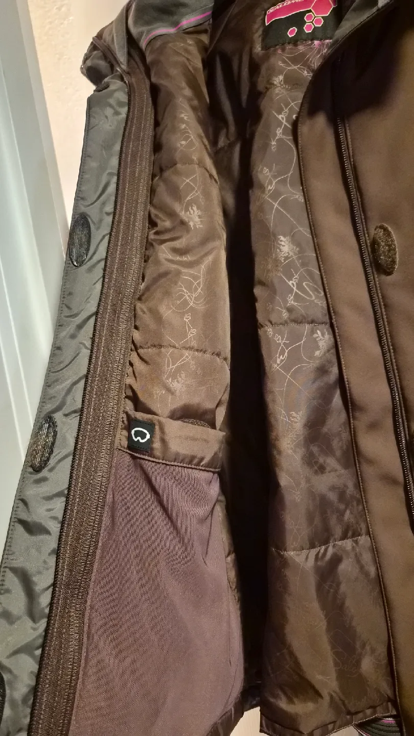 Salomon multi layered ski jacket with hood image indicator(4)