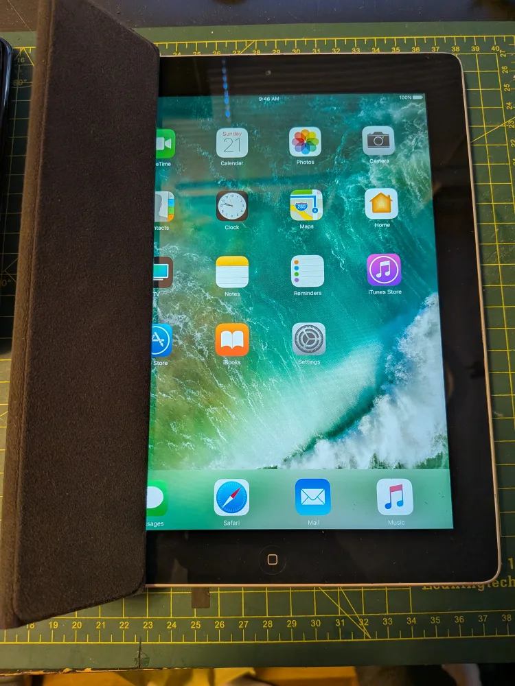 16GB iPad 4 with cover image indicator(3)