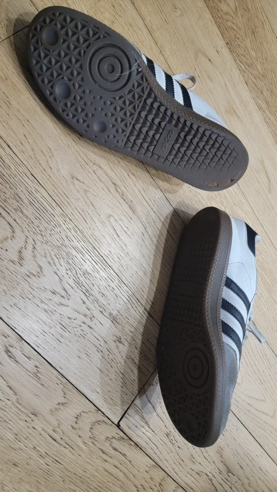 black and white sneakers image indicator(4)