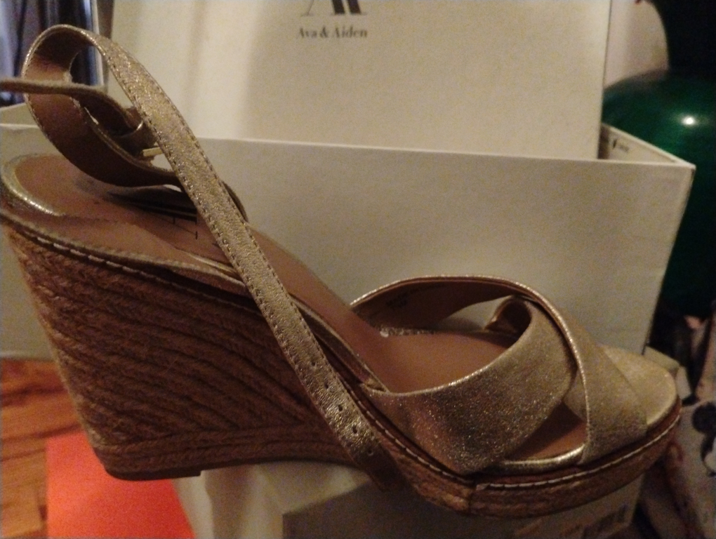 Ava & Aiden Gold Wedge Sandals - photo 2