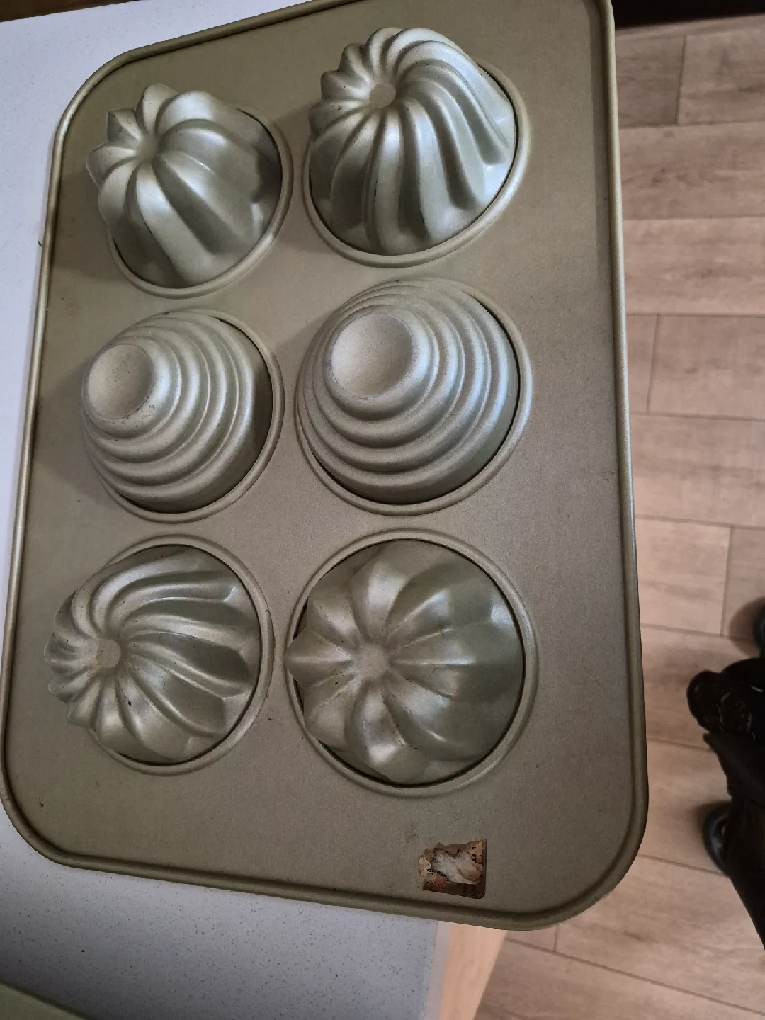 6-Cup Baking Pan for fancy cupcakes or muffins image indicator(2)