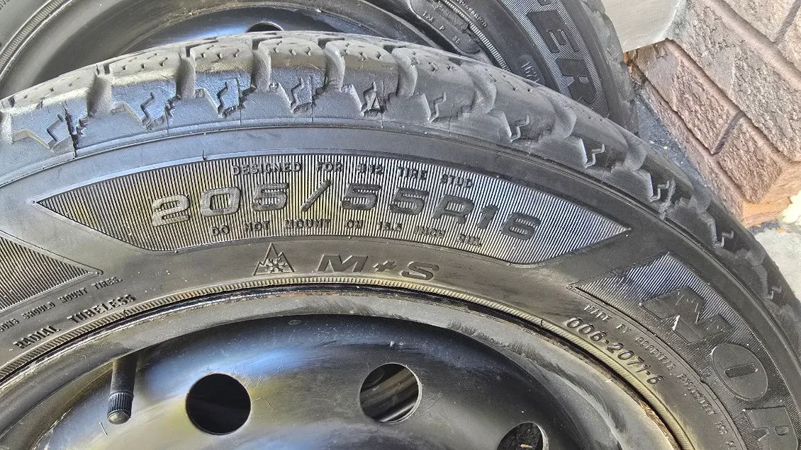 Set of 4 Nordic Winter Tires 205/55R16 image indicator(3)