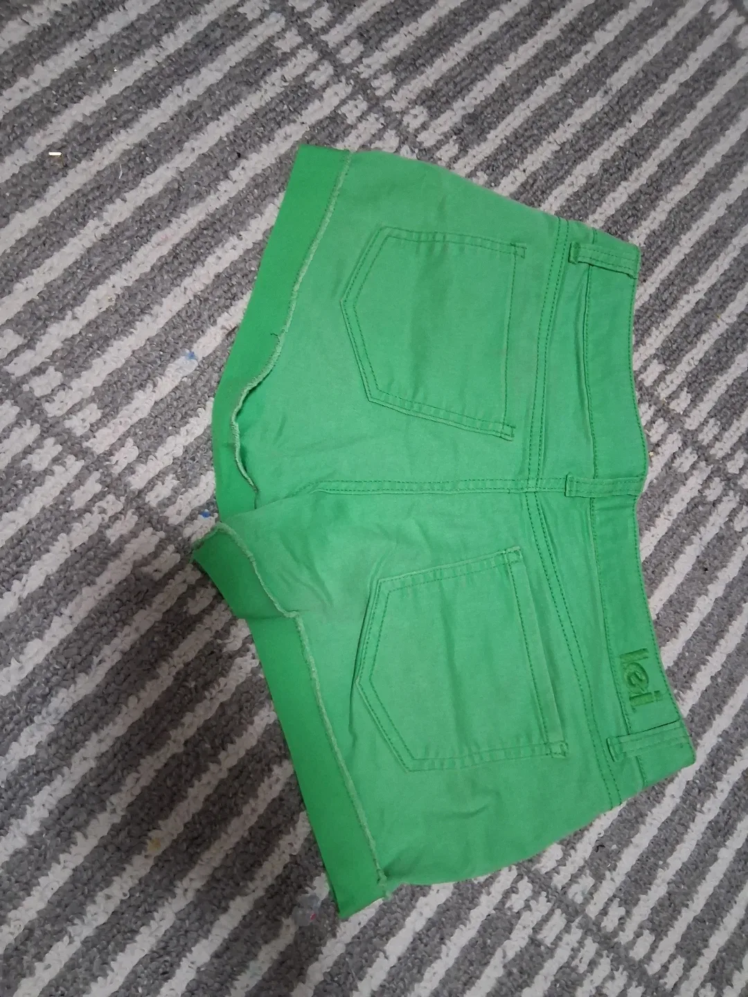 LEI Ashley Lowrise Green Shorts - Size 7 image indicator(3)