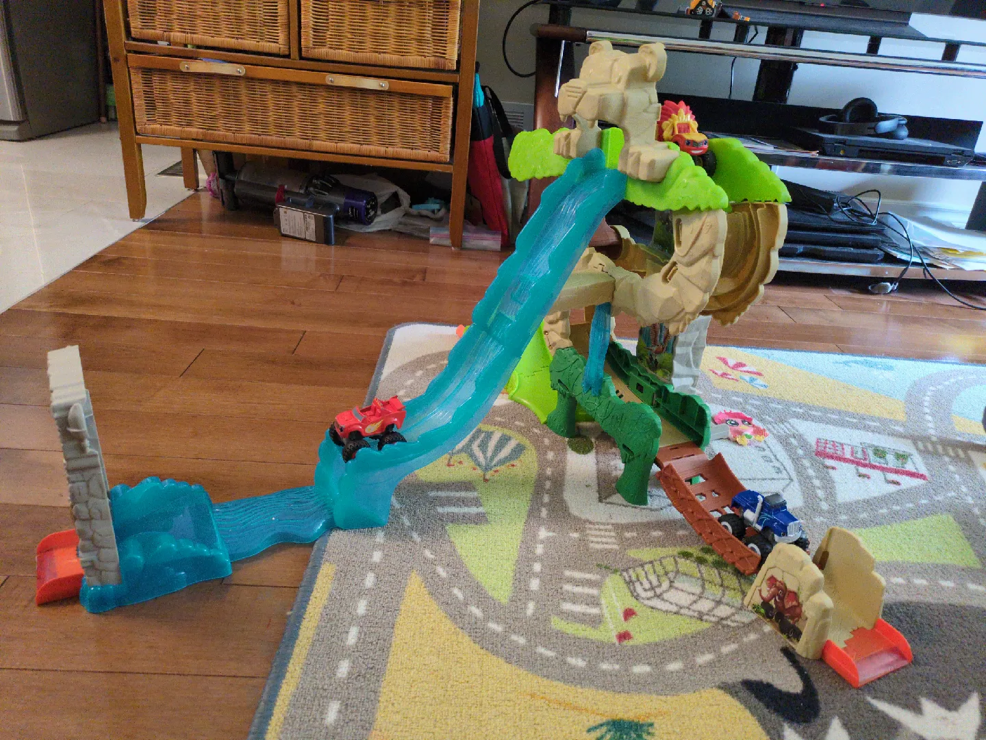 Blaze and the Monster Machines Playset image indicator(2)