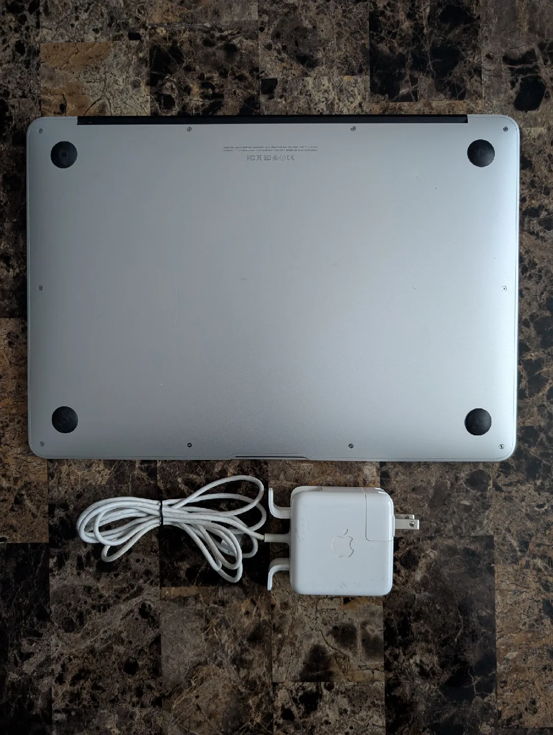 Apple MacBook Air 13-inch (Early 2015) image indicator(5)