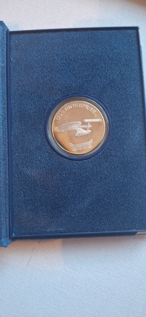 Star Trek 25th Anniversary USS Enterprise Limited Edition Coin image indicator(4)