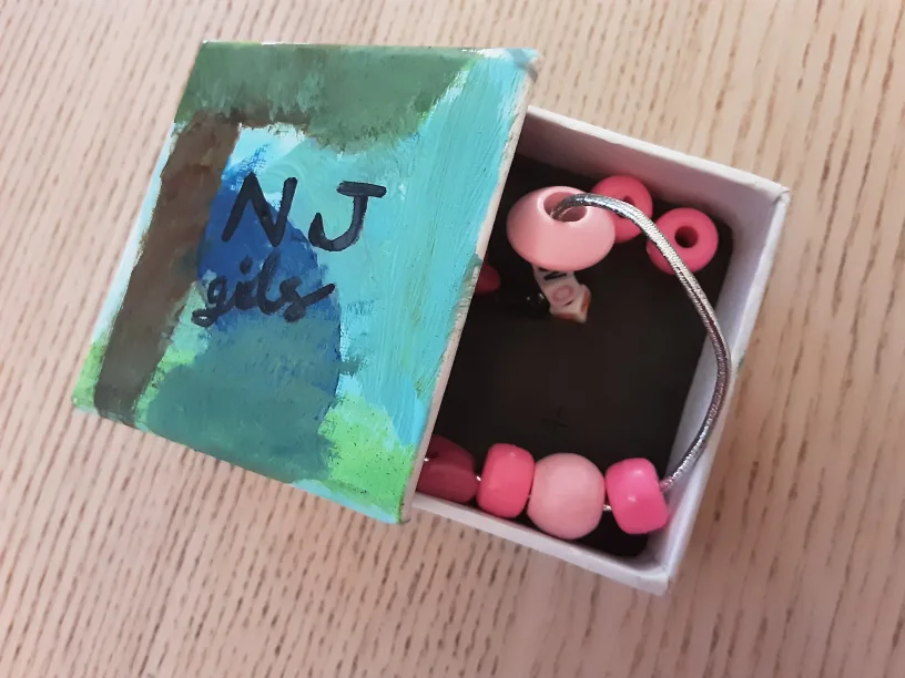 Handmade 'MOM' Beaded Bracelet with Painted Box image indicator(3)