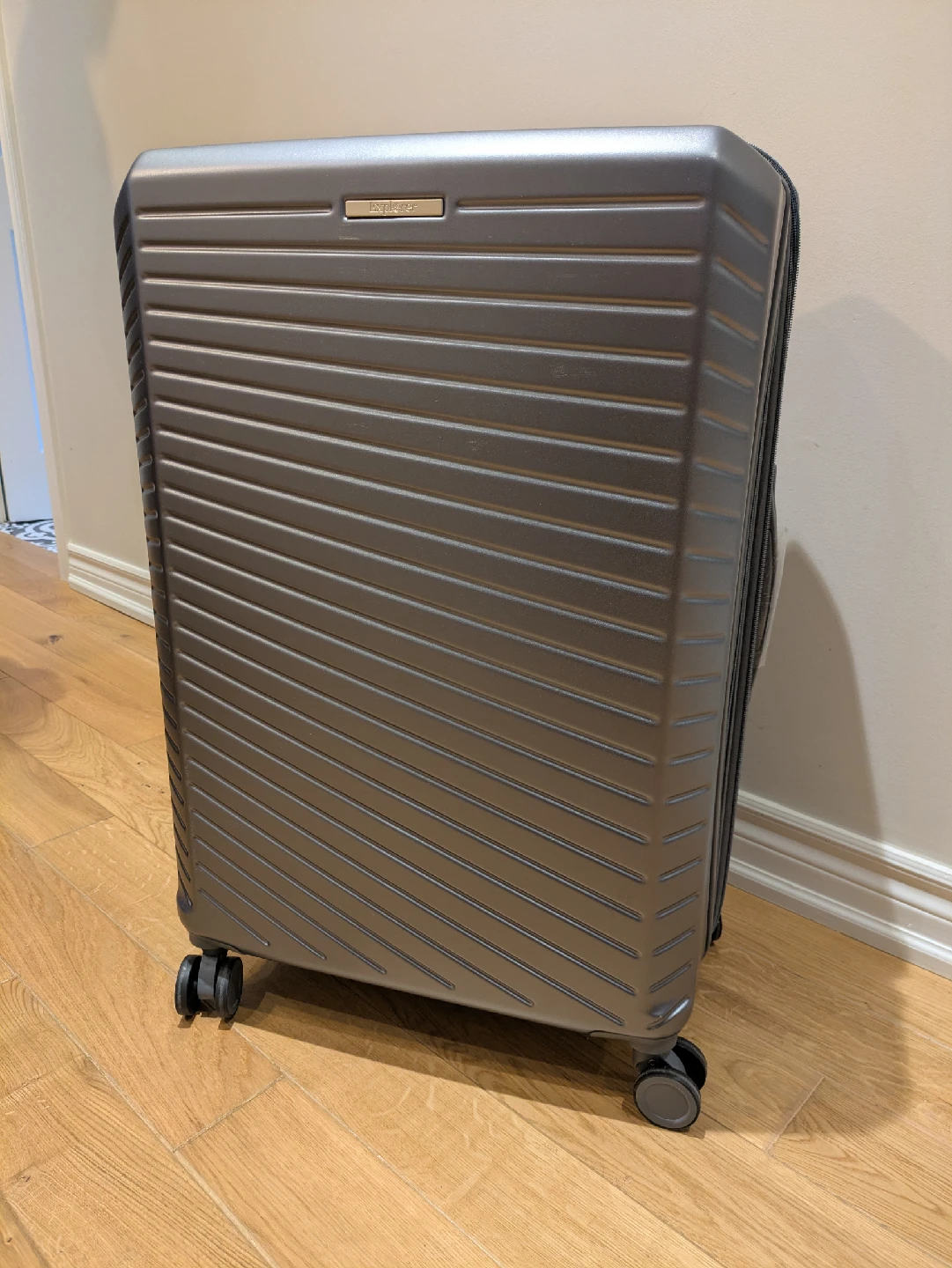Explorer 28” Hard Shell Spinner Suitcase – Excellent Condition