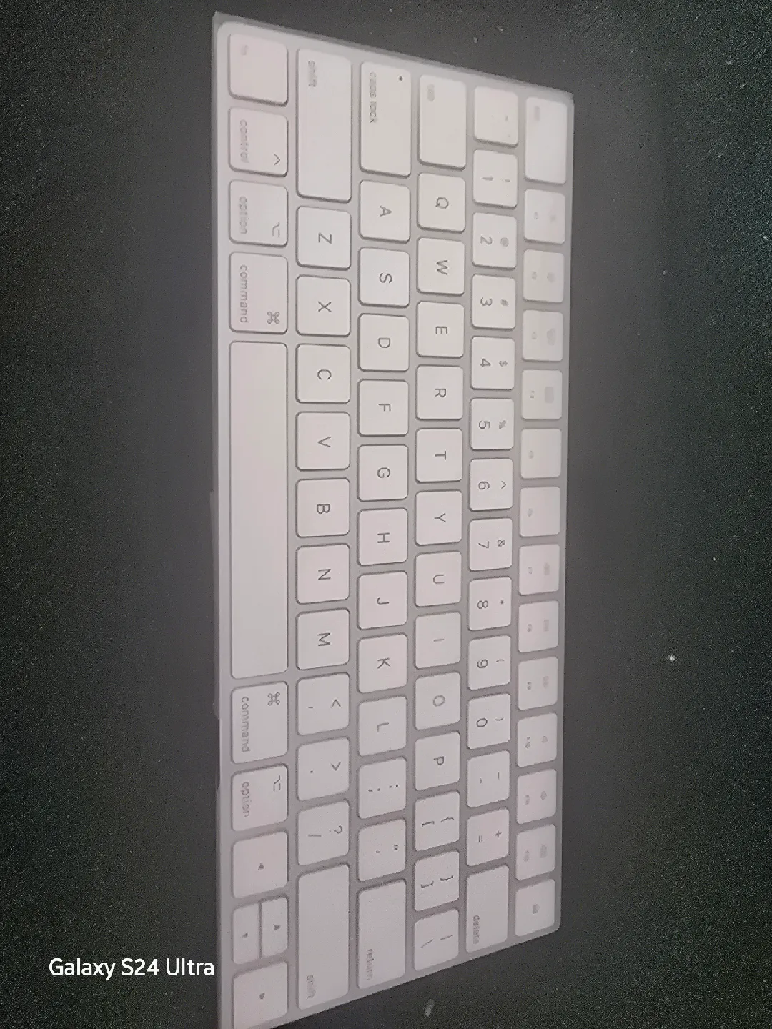 Apple Magic Keyboard - White image indicator(2)