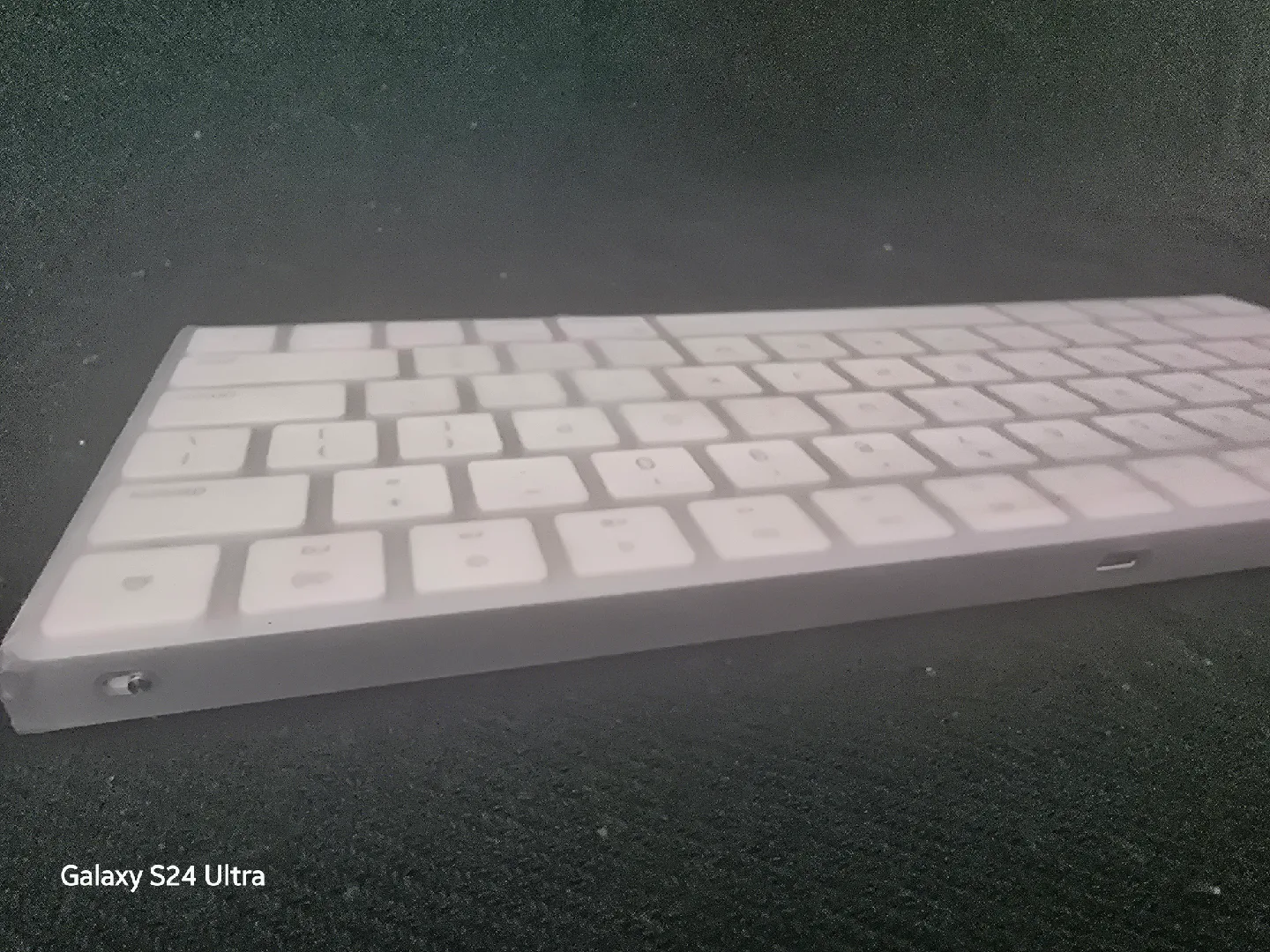 Apple Magic Keyboard - White image indicator(4)