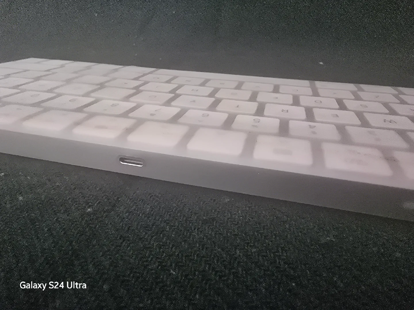 Apple Magic Keyboard - White image indicator(5)
