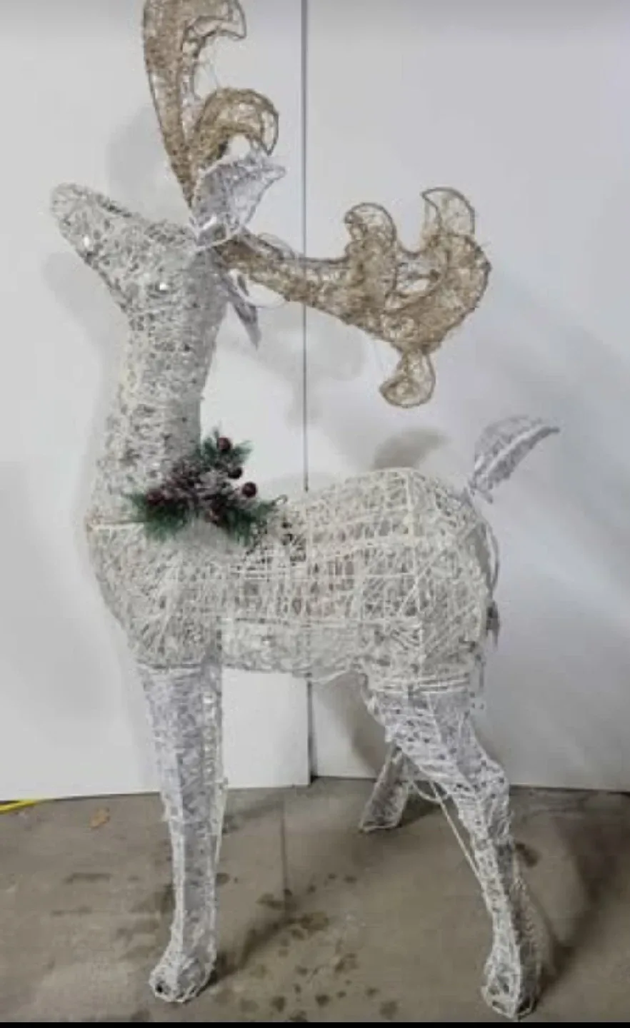 NOMA Pre-Lit LED Outdoor Holiday Lawn Decoration Set image indicator(2)