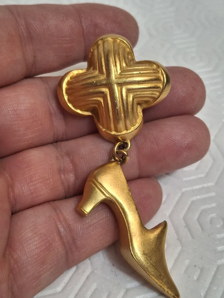 Gold Tone Shoe Dangle Brooch image indicator(5)