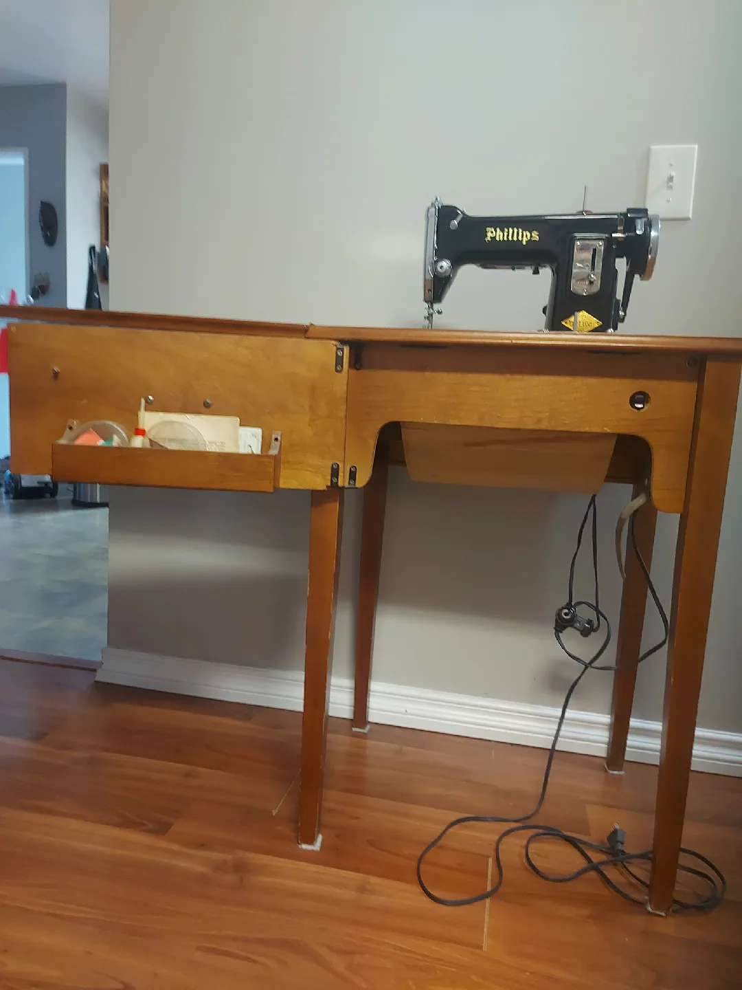 Phillips Deluxe Sewing Machine with Cabinet image indicator(3)