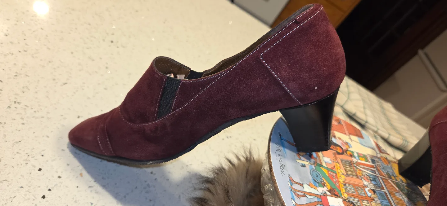 Belle Bottier Burgundy Suede Heeled Shoes - Size 10 image indicator(2)
