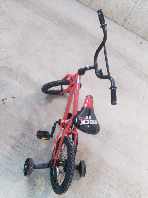 Red Kids Bike with Training Wheels image indicator(2)