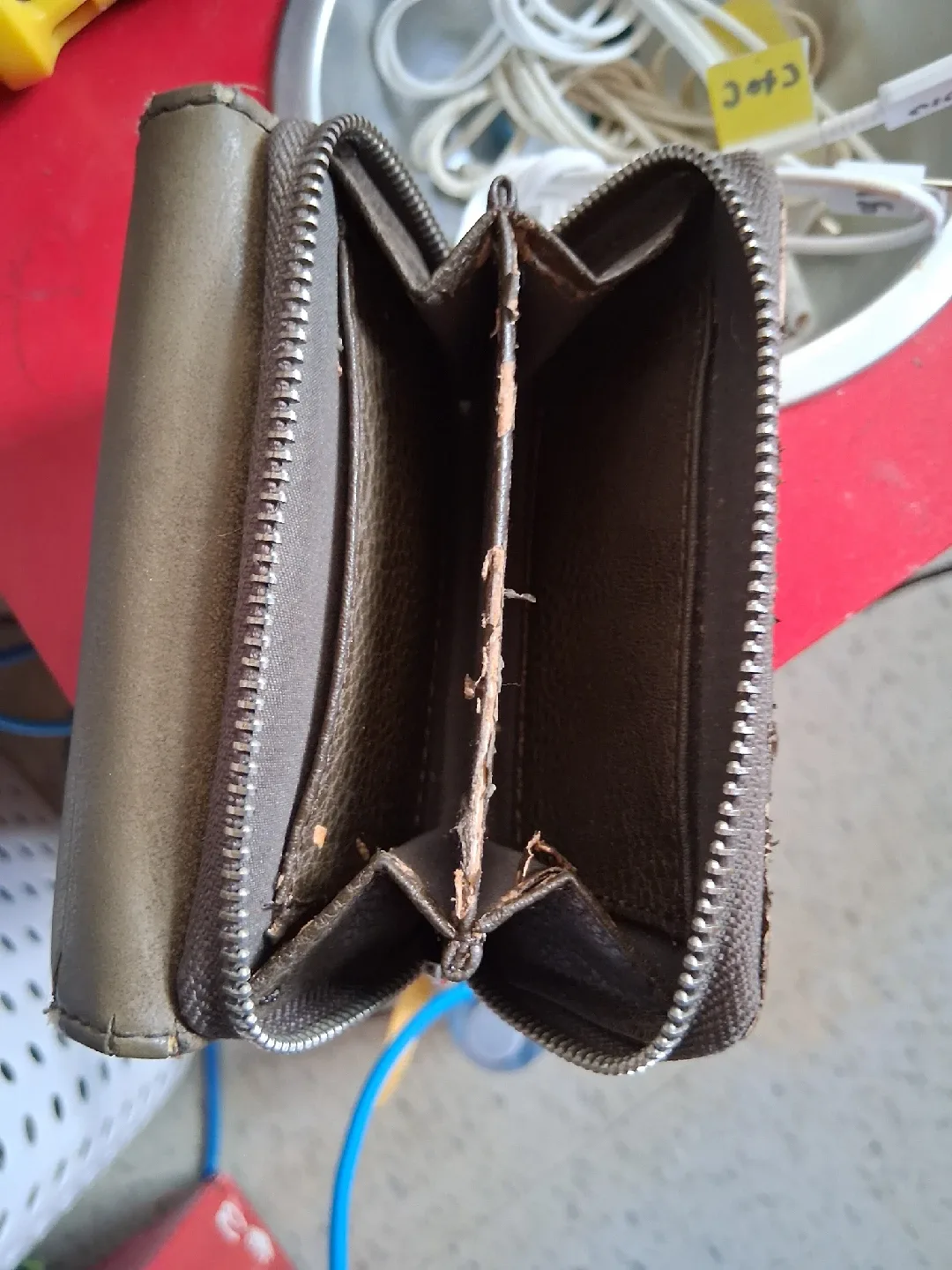 Roots 73 Brown Wallet image indicator(3)