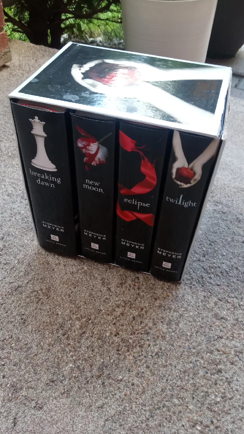 Twilight Saga Complete Collection by Stephenie Meyer image indicator(2)