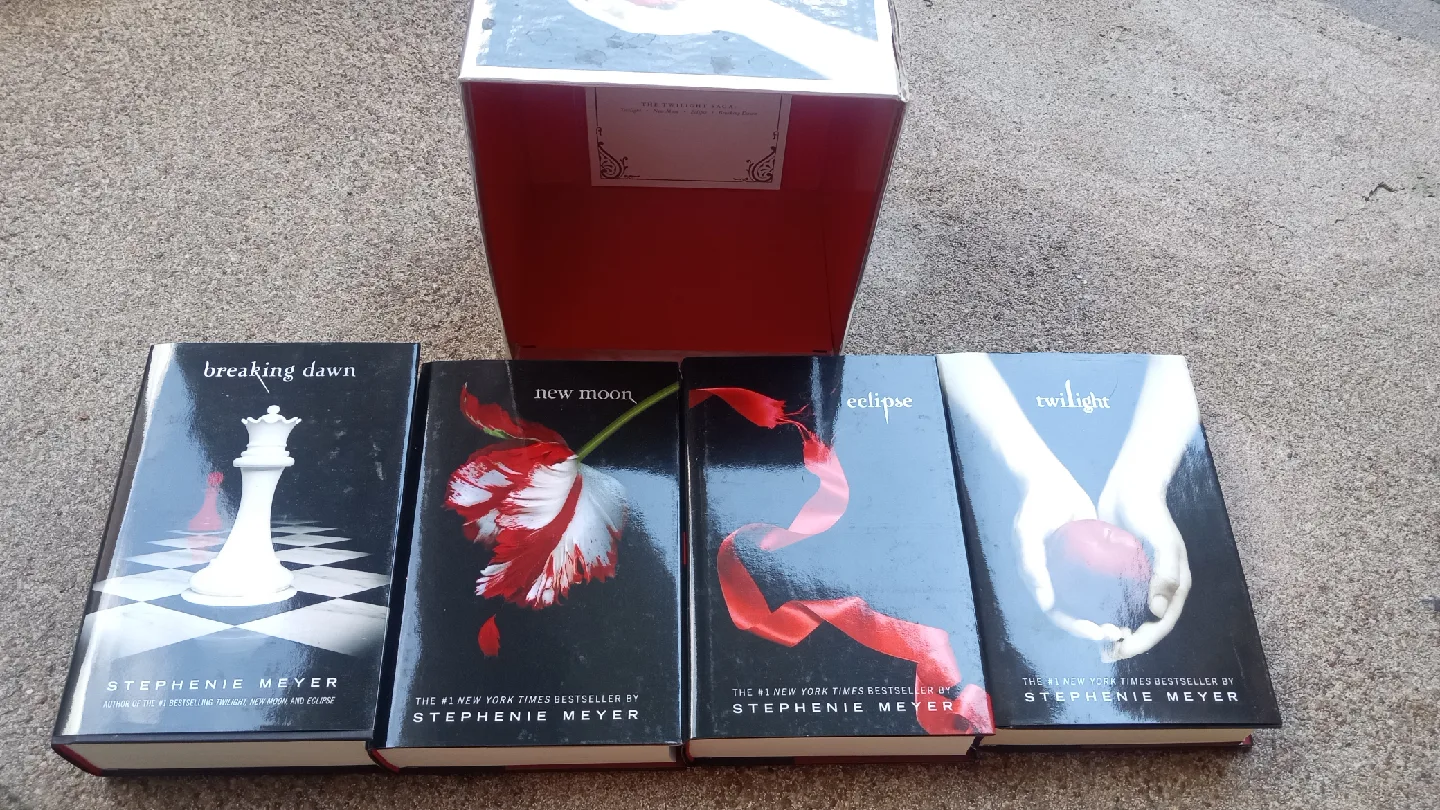 Twilight Saga Complete Collection by Stephenie Meyer image indicator(3)