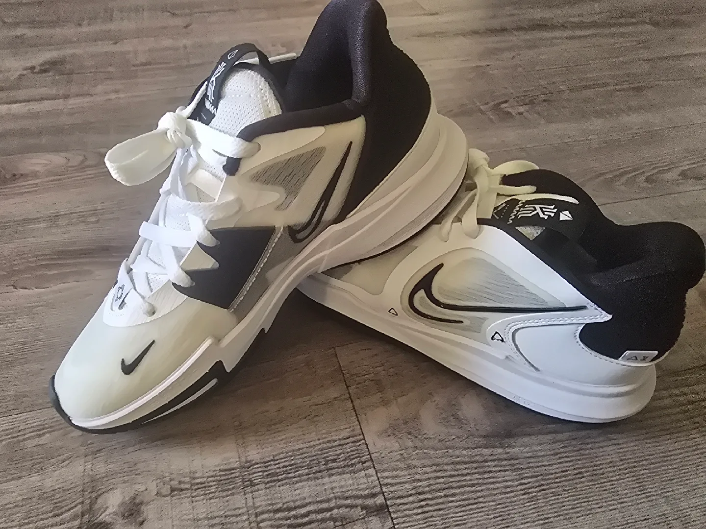 Nike Kyrie Low 5 TB White Black Men’s Size 7m image indicator(2)