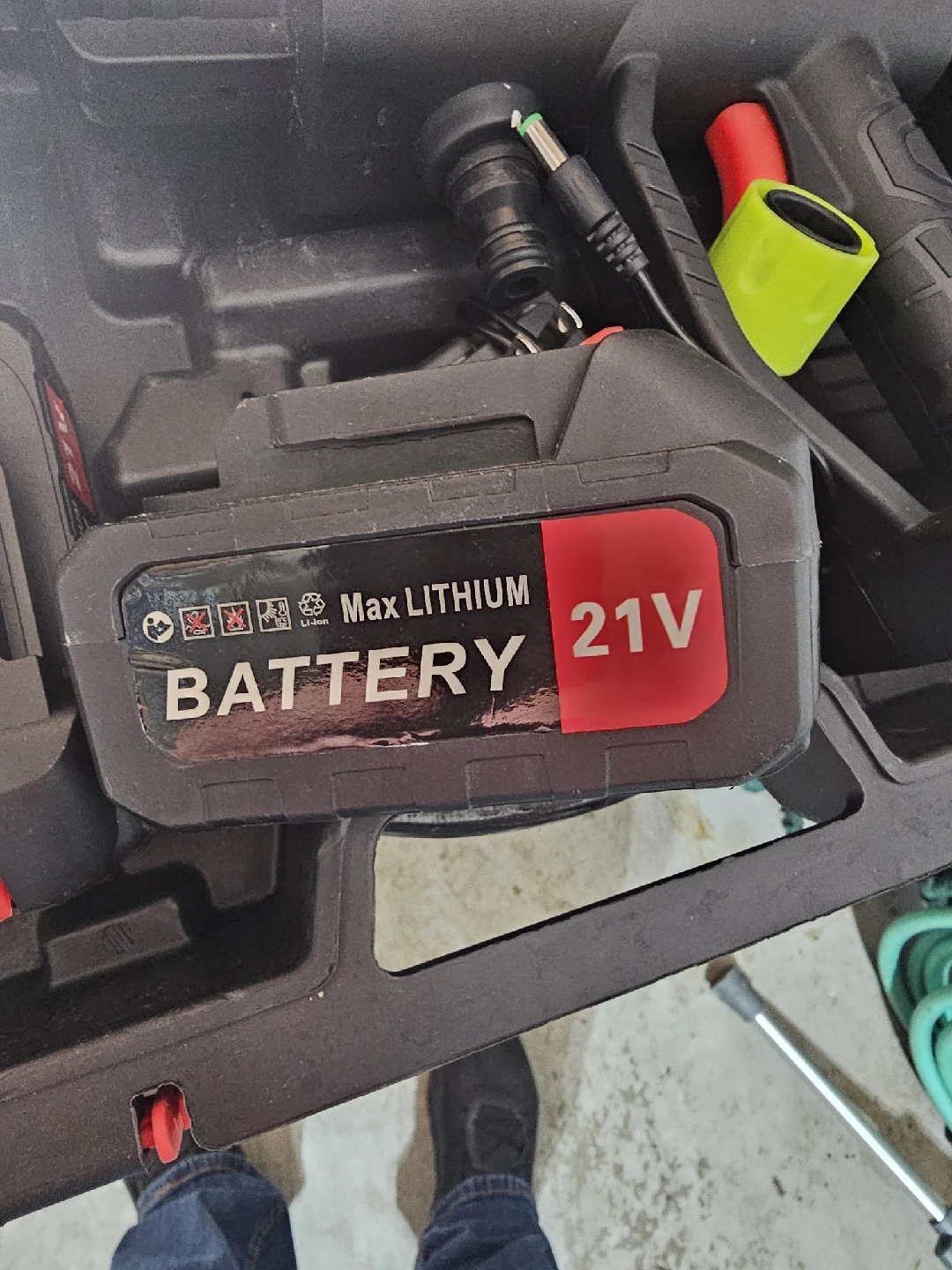 Cordless Pressure Washer with 2  21 V Batteries - photo 2