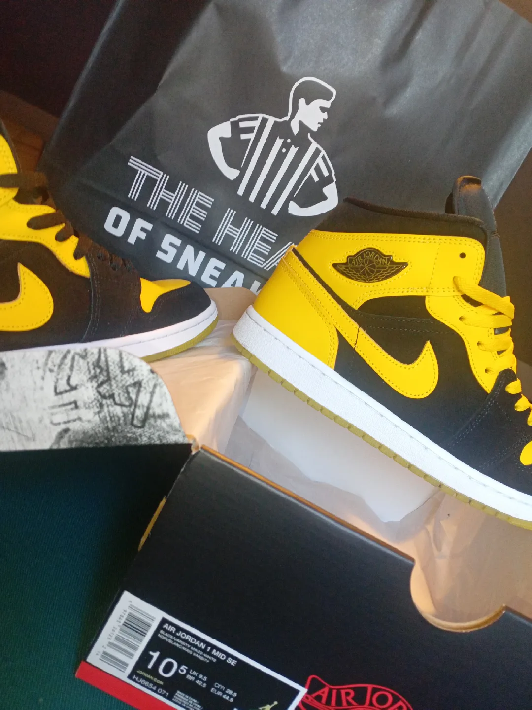 Air Jordan 1 Mid SE Black/Varsity Maize, Size 10.5 image indicator(7)