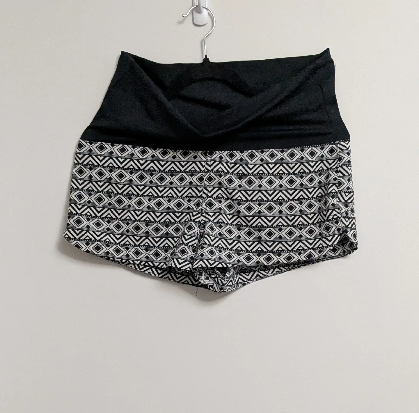 Shorts Black and White Pattern