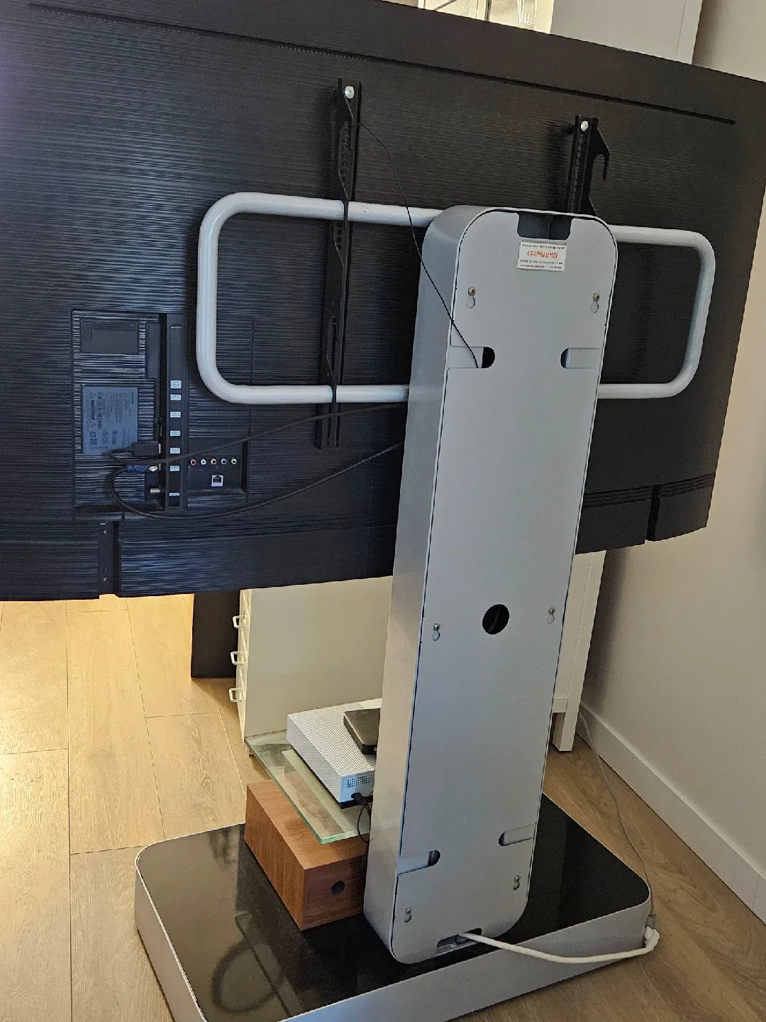 TV on Studio Stand image indicator(2)