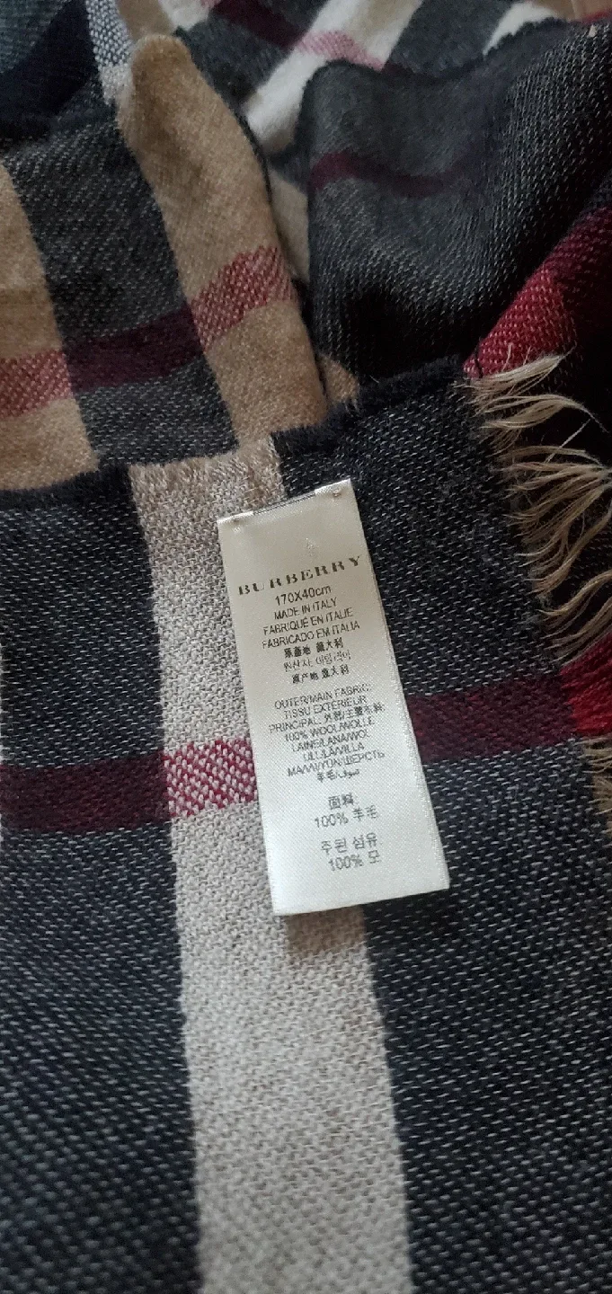 Burberry Scarf image indicator(3)