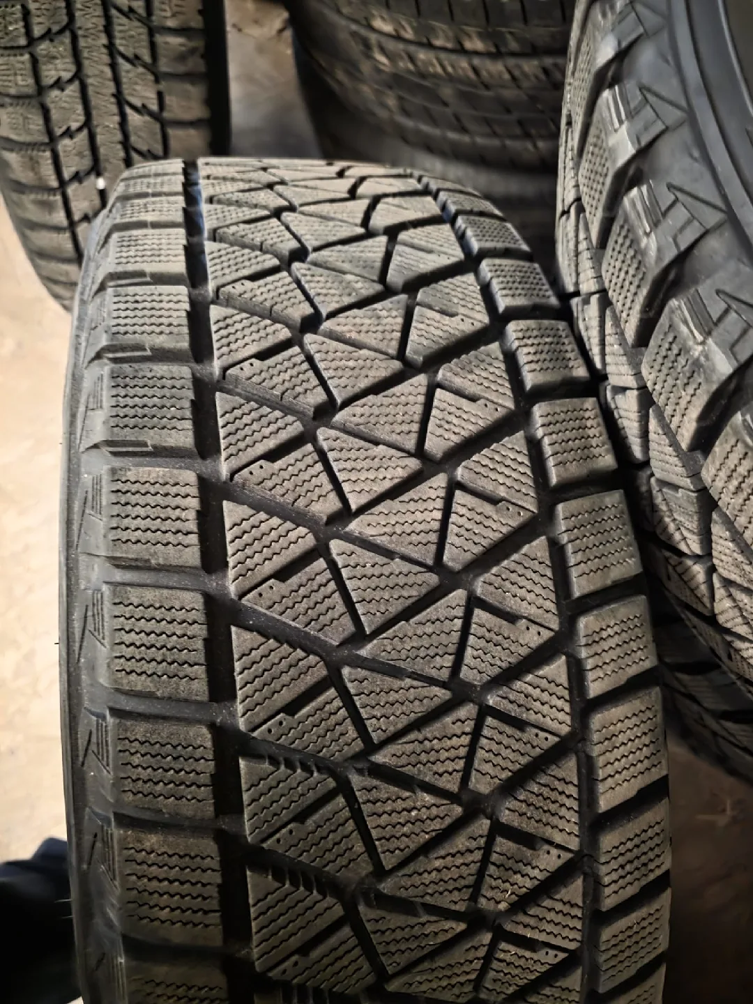 Bridgestone Blizzak DM-V2 Winter Tire image indicator(3)