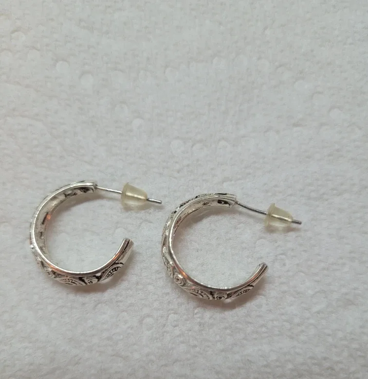 Silver earrings image indicator(4)