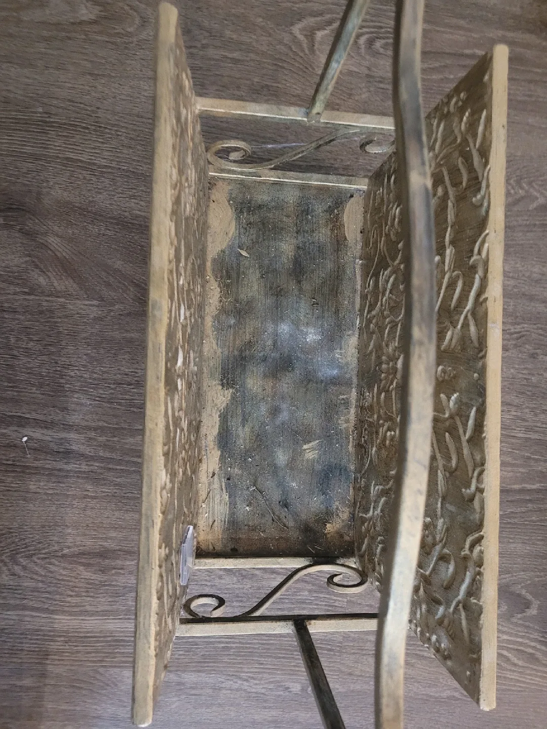 Decorative Metal Magazine Holder image indicator(2)