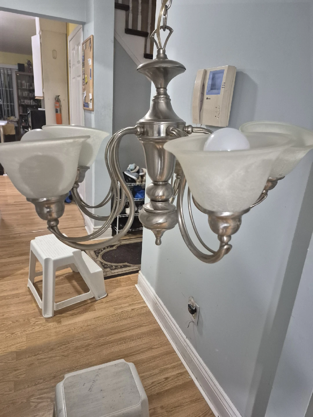 Chandelier with 5 frosted glass shades - photo 3