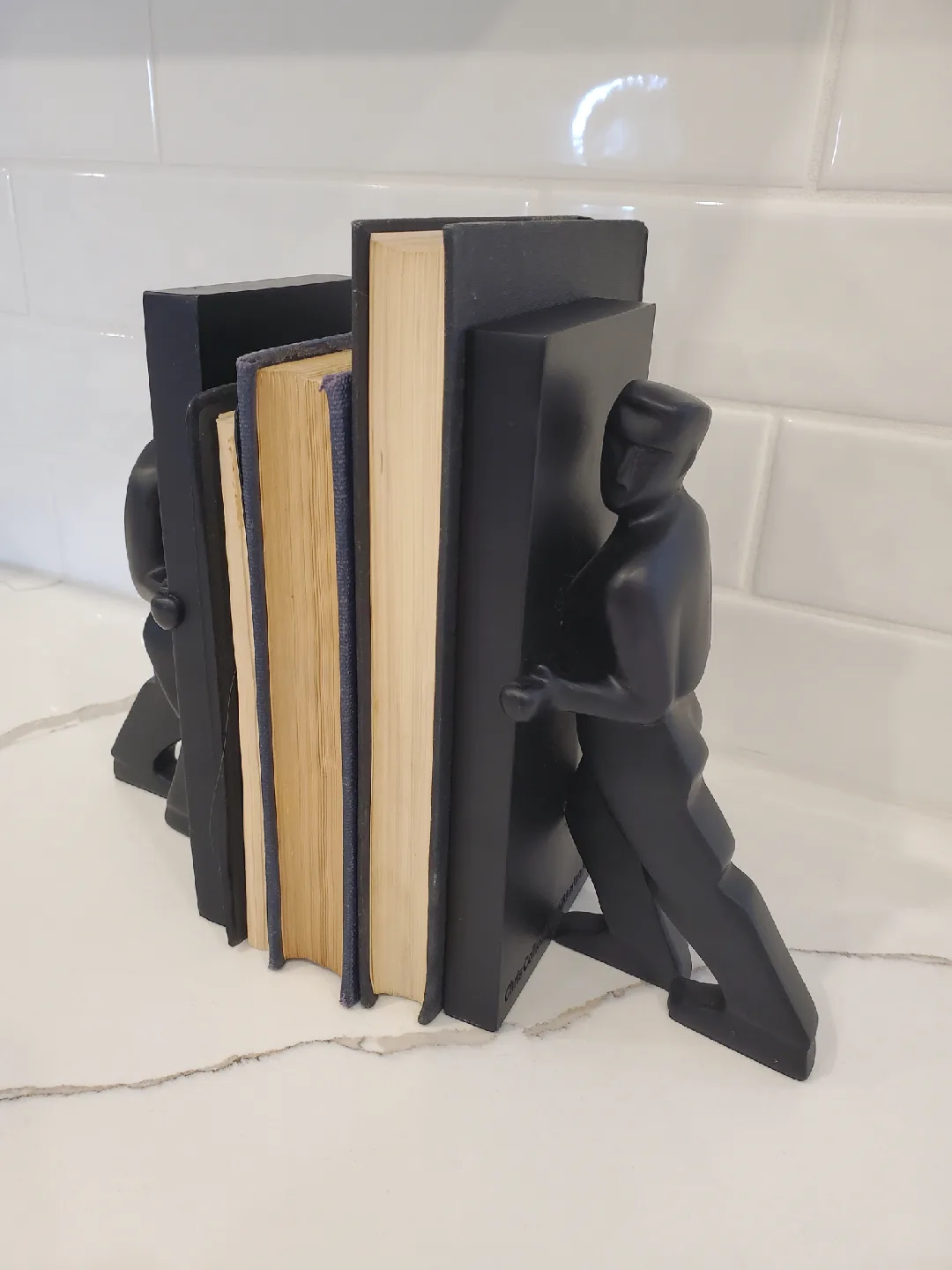 Chris Collicott Kikkerland Leaning men Bookends set of 2 image indicator(3)