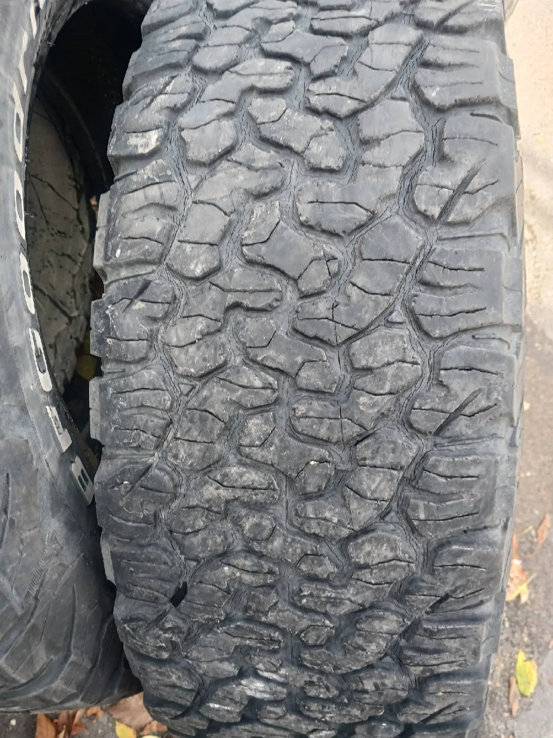 LT 275 70 r18 SET of 4 BF GOODRICH ALL TERRAIN TA KO2 TIRES image indicator(3)