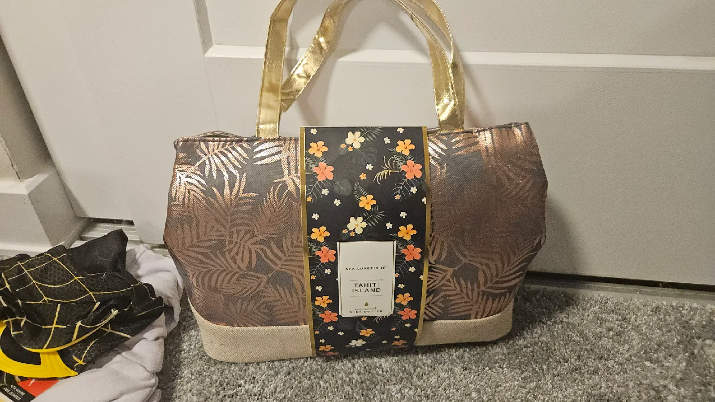 Spa Luxetique Tahiti Island Tote Bag thumbnail
