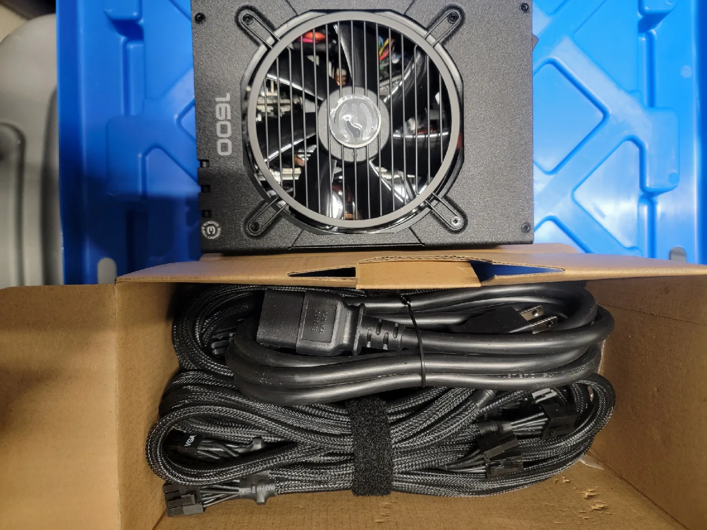 EVGA SuperNOVA 1600W P+ 80 Plus Platinum image indicator(4)