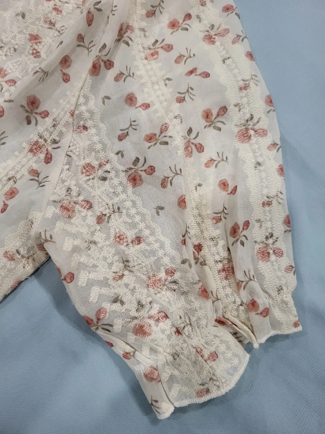 Floral Print Blouse with Lace Detail image indicator(3)