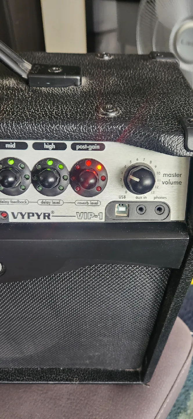 Peavey Predator Guitar and Vypyr VIP-1 Guitar Amplifier image indicator(4)