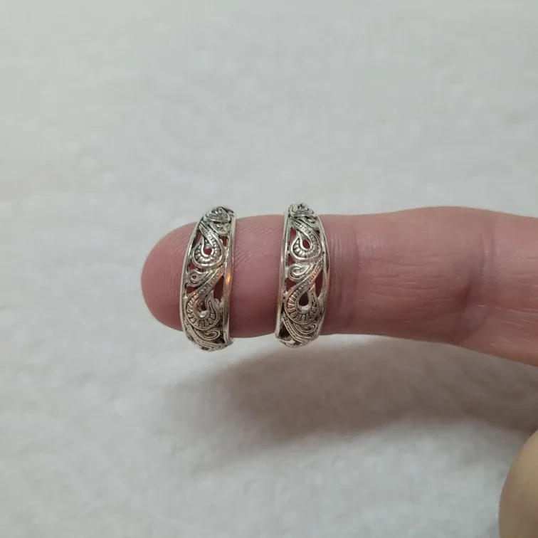 Silver earrings image indicator(2)