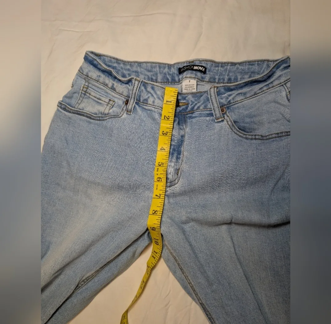 Fashion Nova Distressed Jeans - Size 7 image indicator(4)