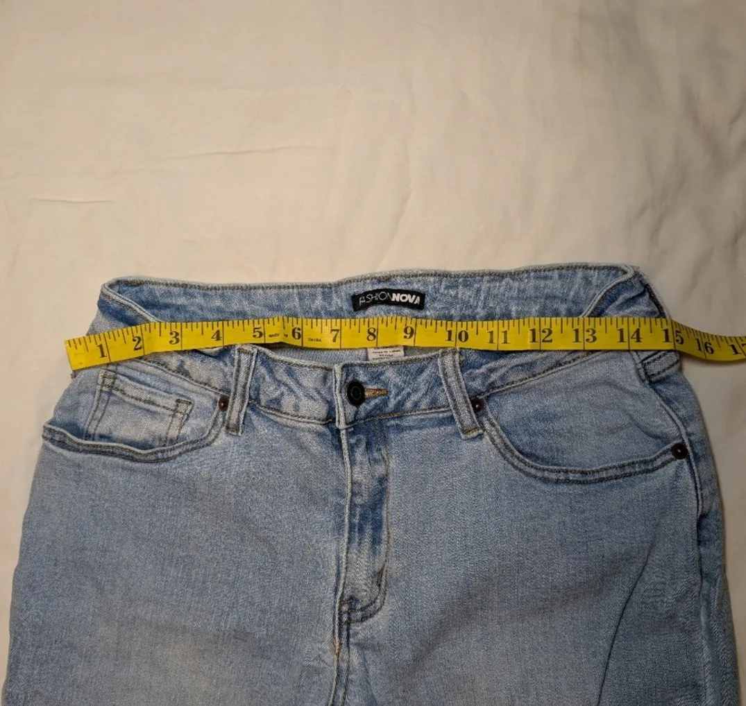 Fashion Nova Distressed Jeans - Size 7 image indicator(5)