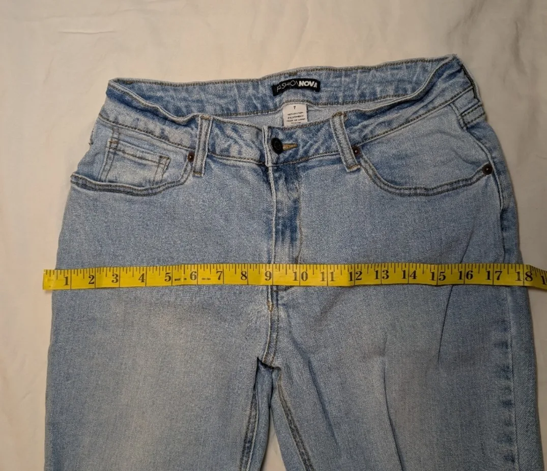 Fashion Nova Distressed Jeans - Size 7 image indicator(6)