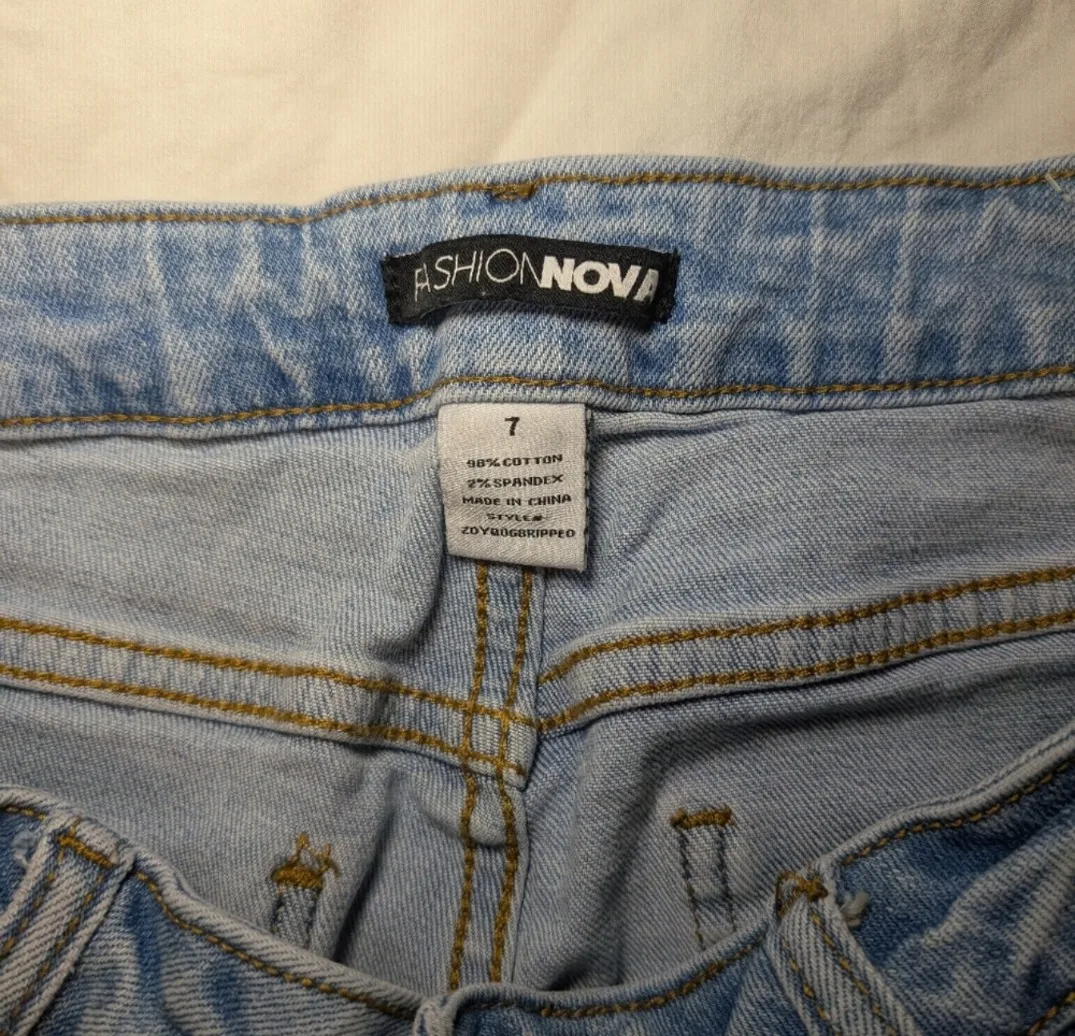 Fashion Nova Distressed Jeans - Size 7 image indicator(7)