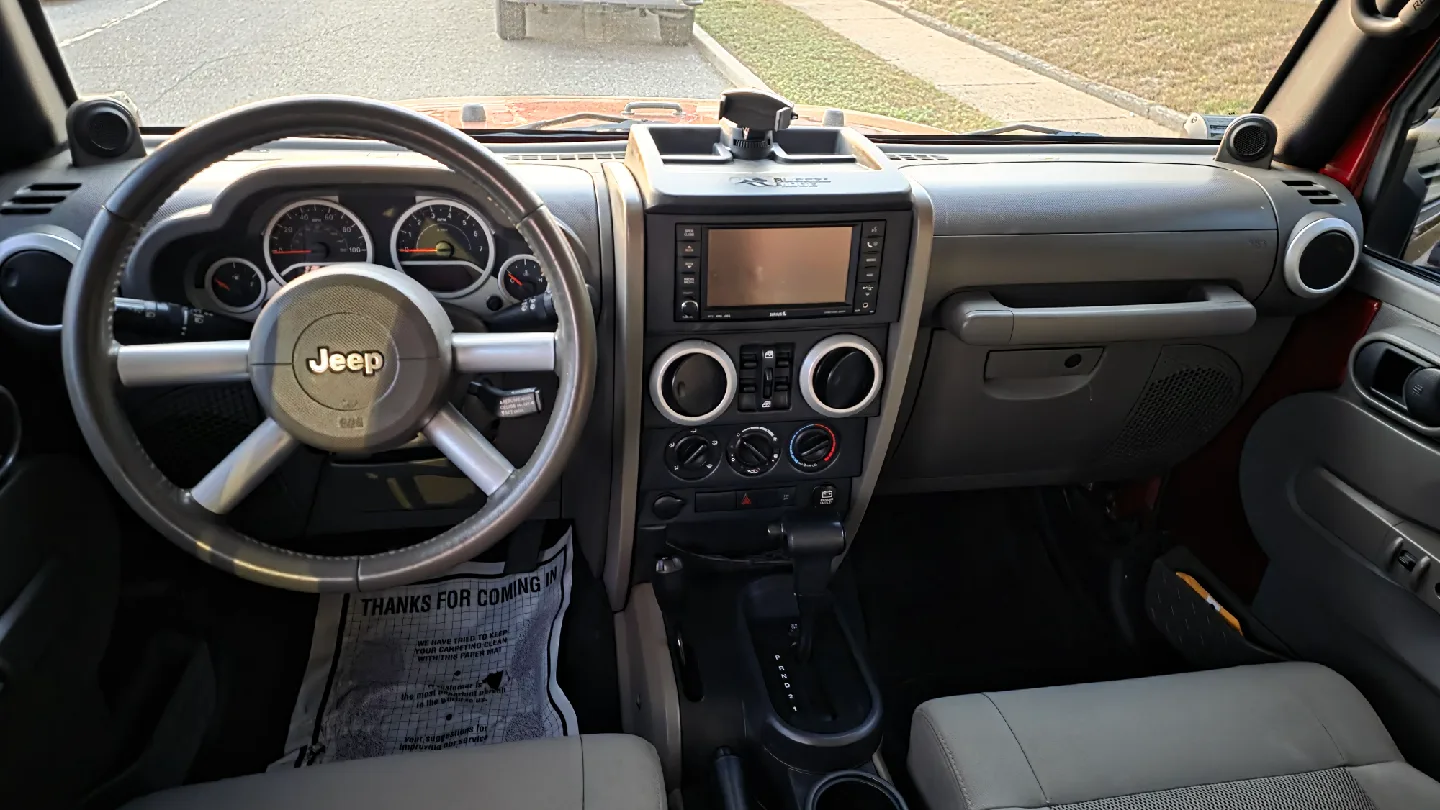 Jeep Wrangler Unlimited - Red image indicator(7)