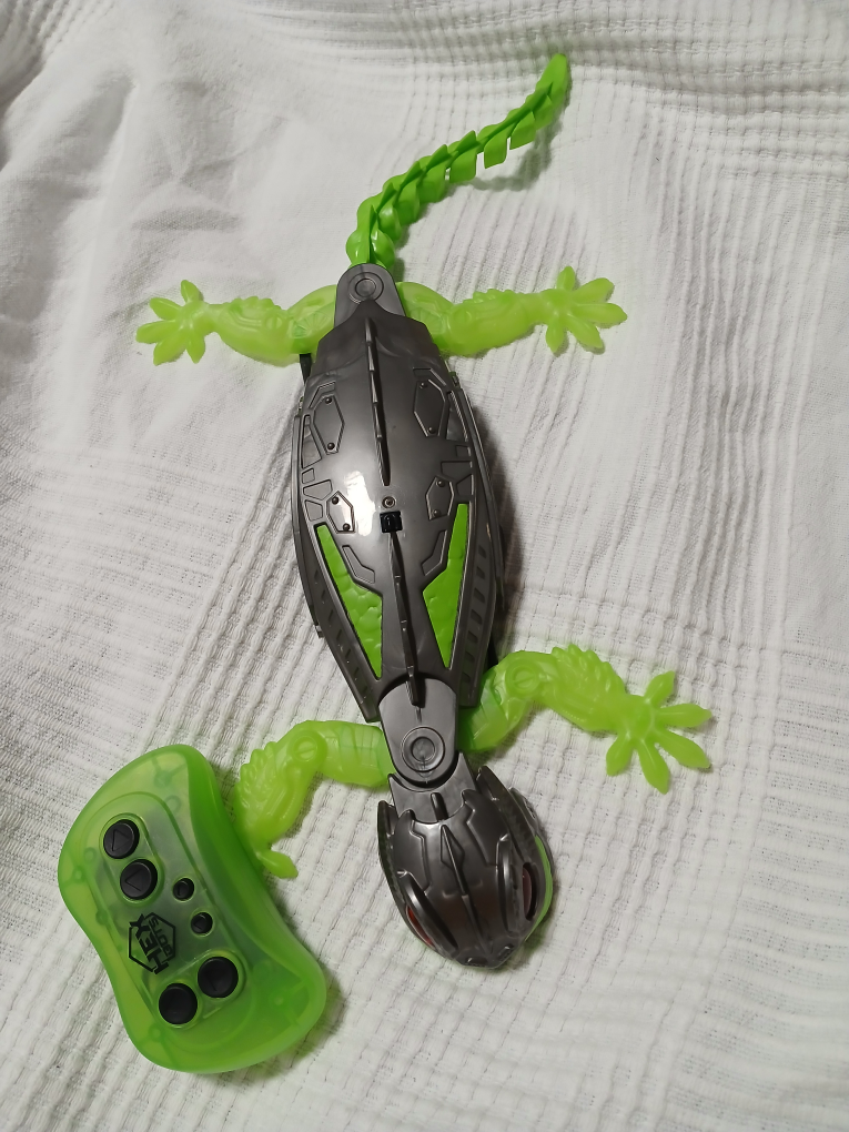 Hex bug gecko- works partiaĺly