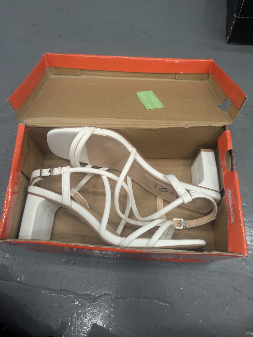 Rouge Helium White Heels - Size 9 - photo 2