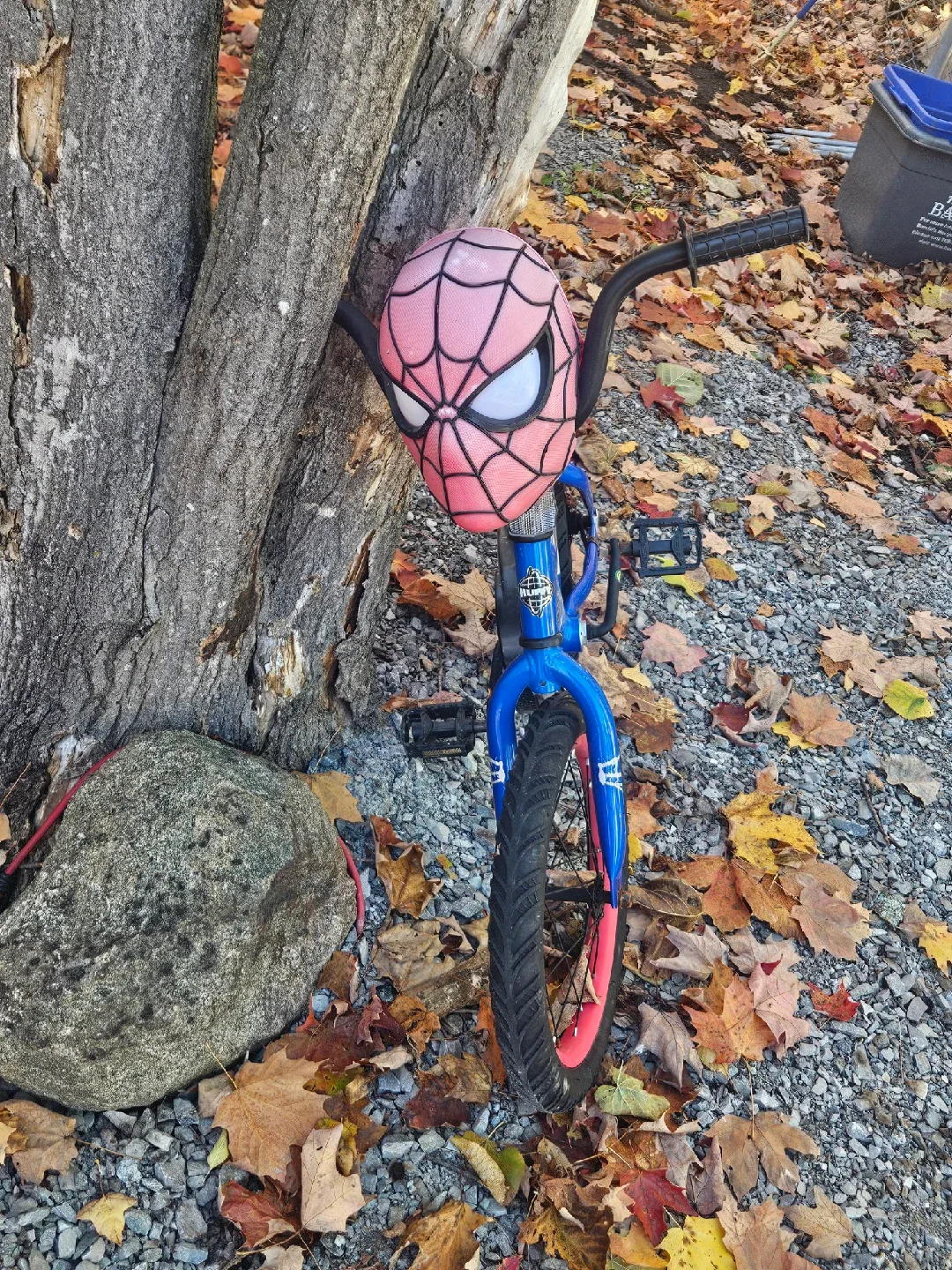Kids' Blue Bicycle with Spider-Man Helmet image indicator(2)
