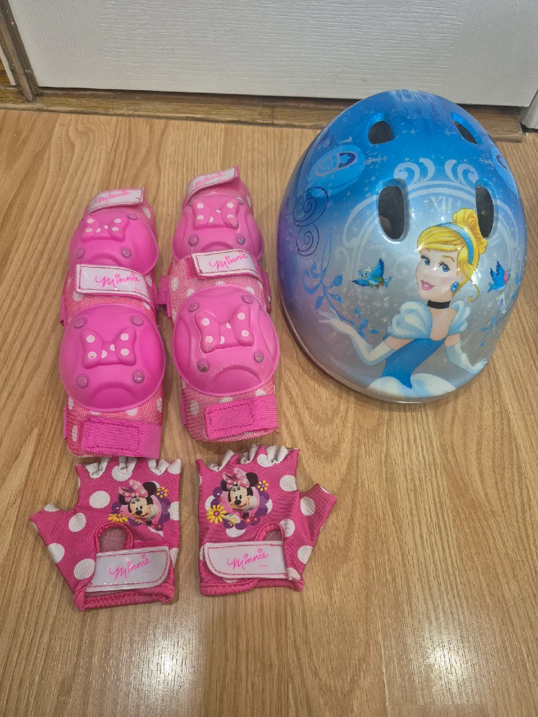 Disney Princess Bike Helmet, Minnie Pads, Gloves Set