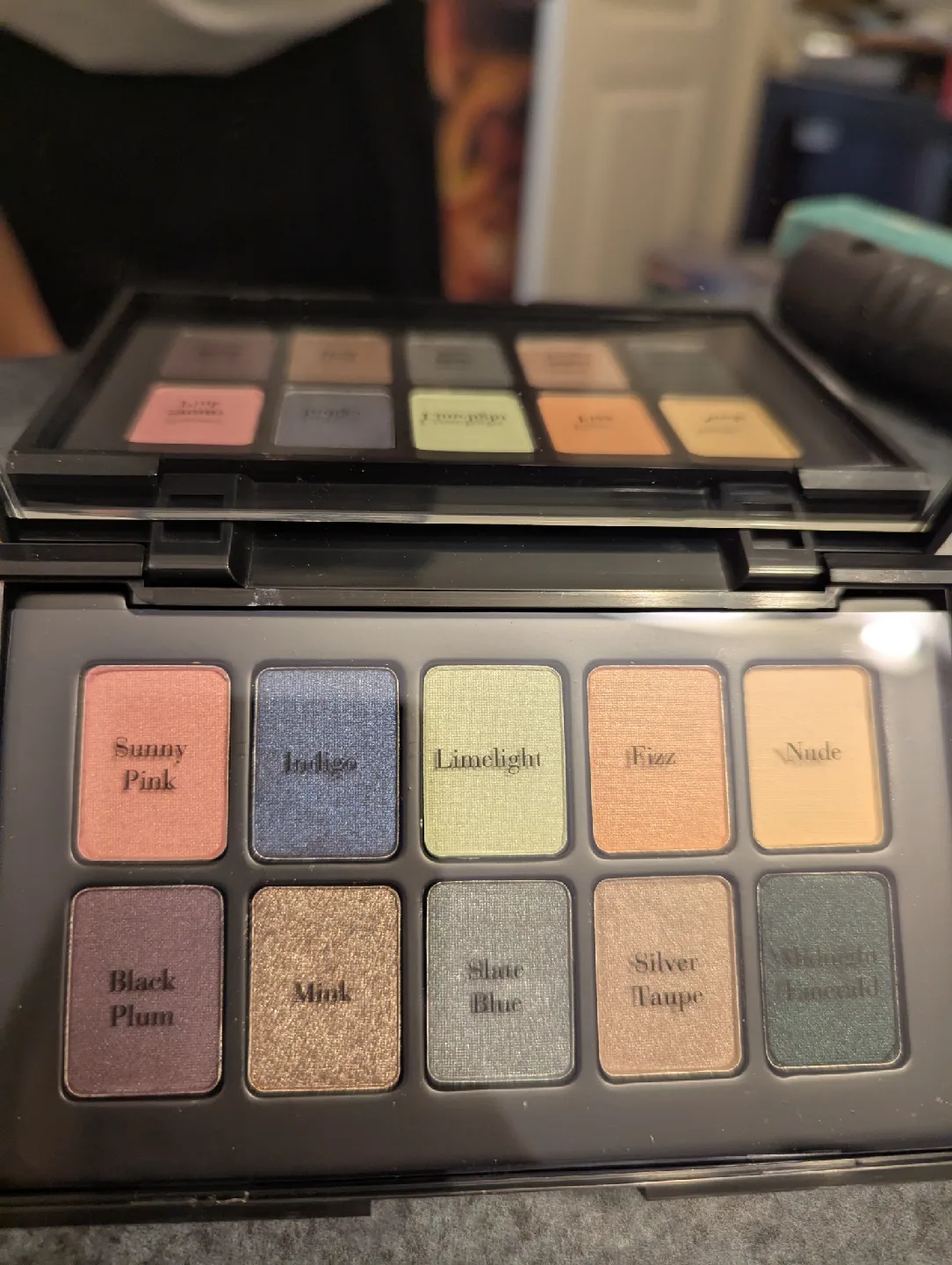 🌟 BRAND NEW Elizabeth Arden Eyeshadow Palette thumbnail